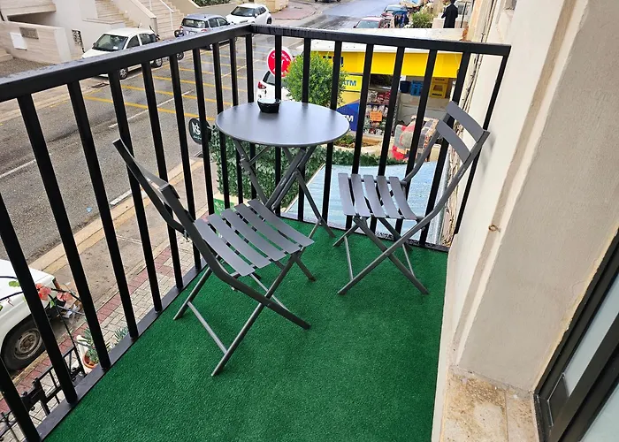 3 Bedroom Apt In Prime Location 5M Away From Beach