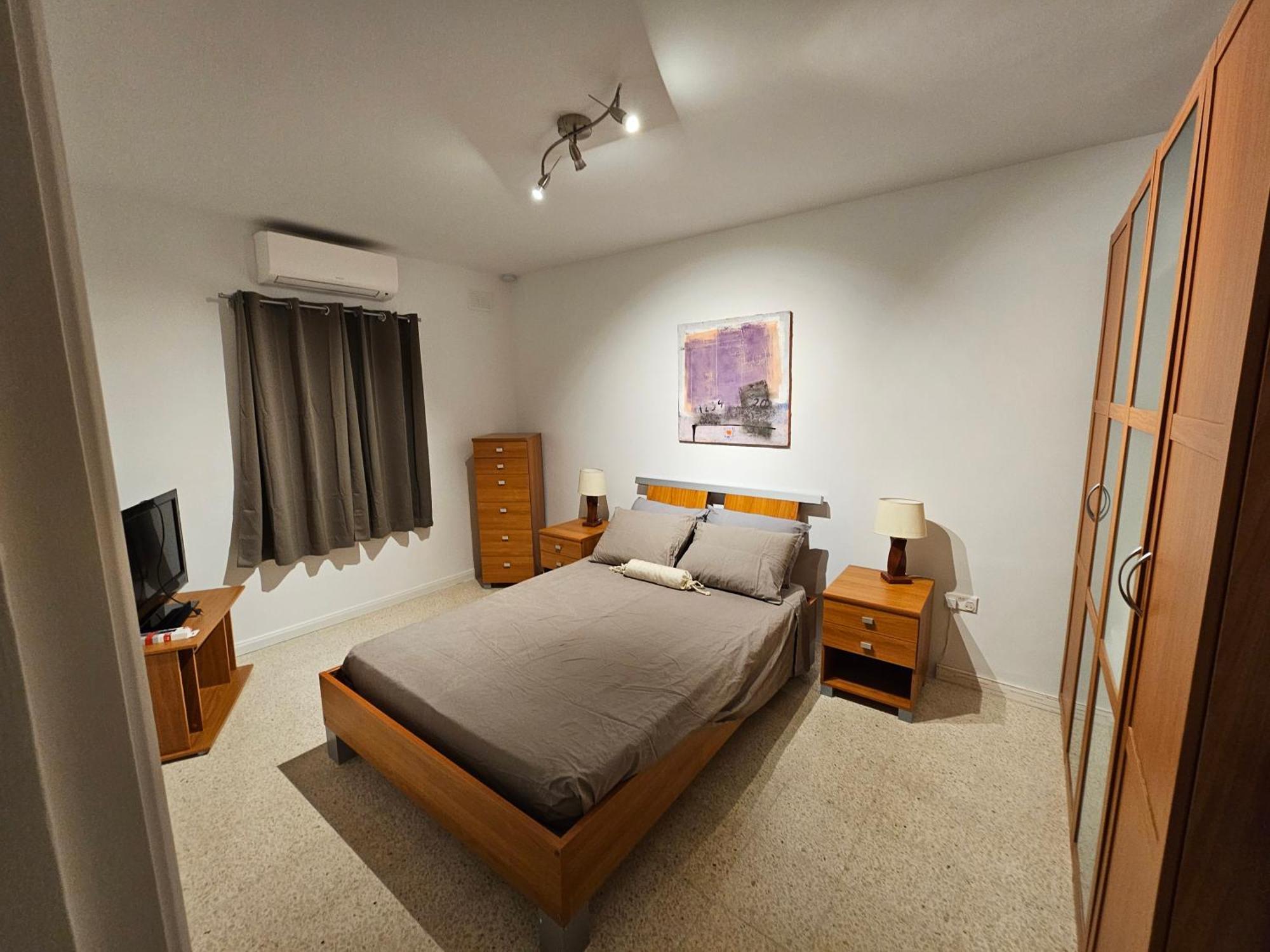 Apartment 3 Bedroom In Prime Location 5m Away From *