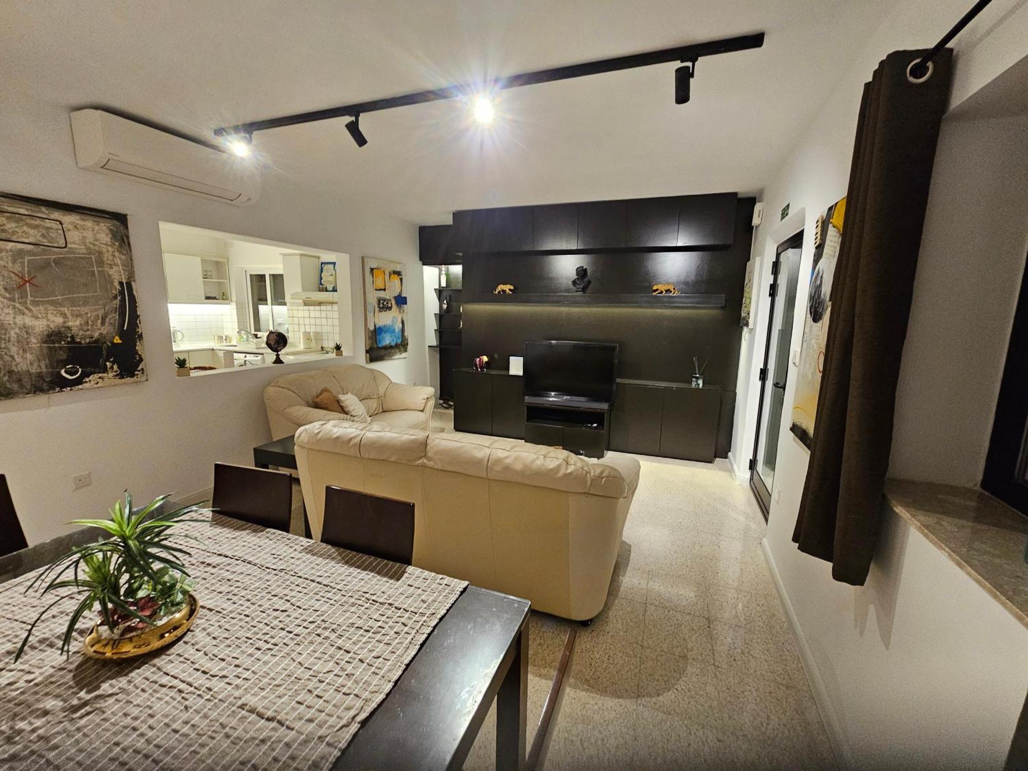 3 Bedroom In Prime Location 5m Away From