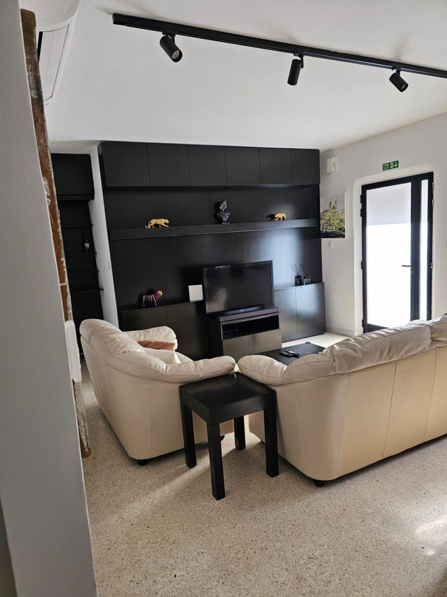 3 Bedroom In Prime Location 5m Away From *